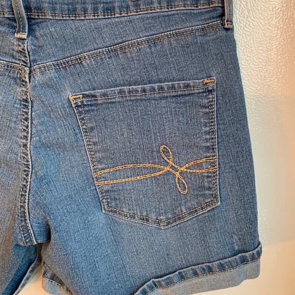 DENIZEN FROM LEVI’S Women’s Light Wash Stretch Cuffed Jean Shorts / Size: 4 - Picture 10 of 12